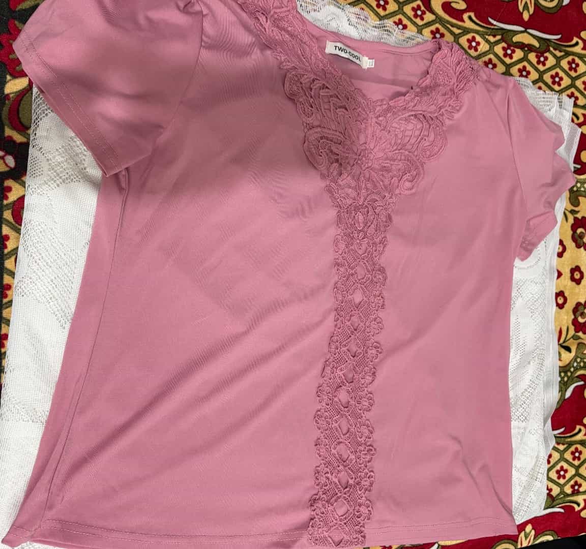 Chemisier Rose Two-Cool avec Détails en Dentelle