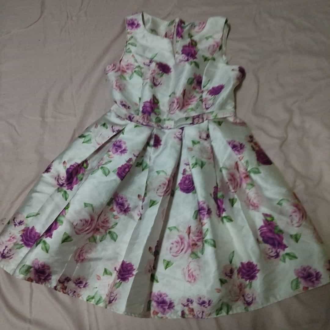 Robe sans manches à fleurs blanc et violet