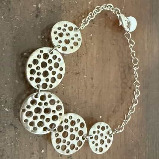Bracelet argenté à motifs cercles découpés