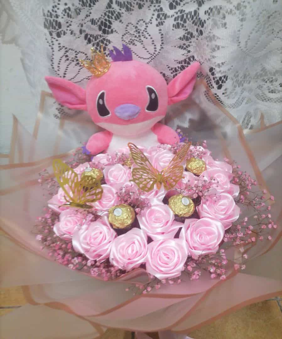 Bouquet rose avek peluche Stitch ek Ferrero Rocher