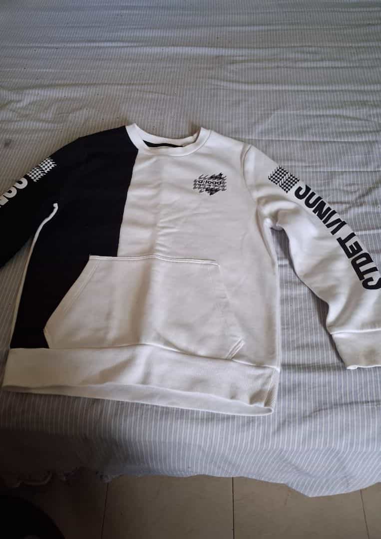Sweat-shirt bicolore noir ek blan