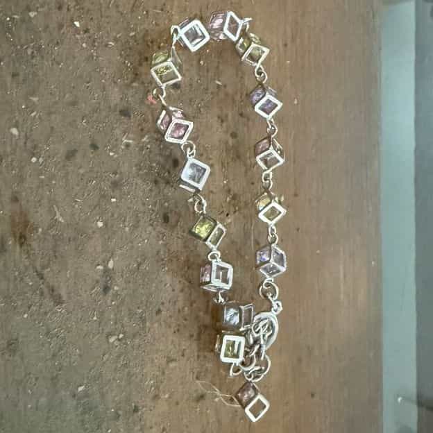 Bracelet ton argent avec cristaux cubes multicolores