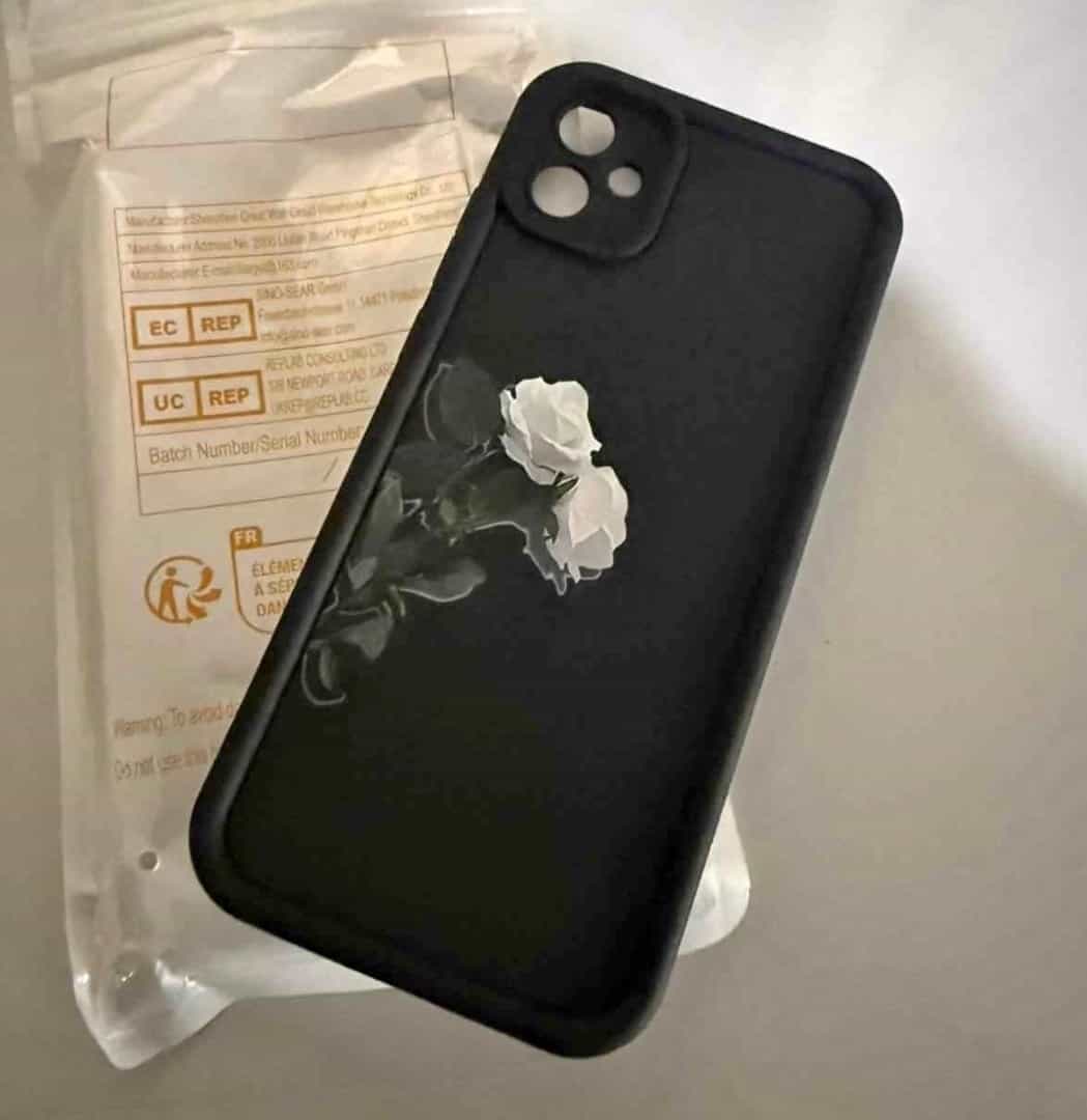 Coque de téléphone noire avec motif floral