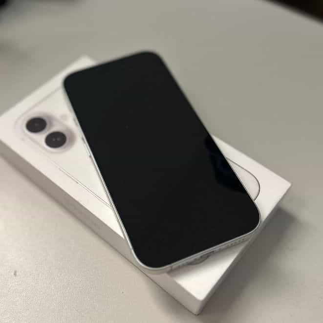 Apple iPhone 16 White