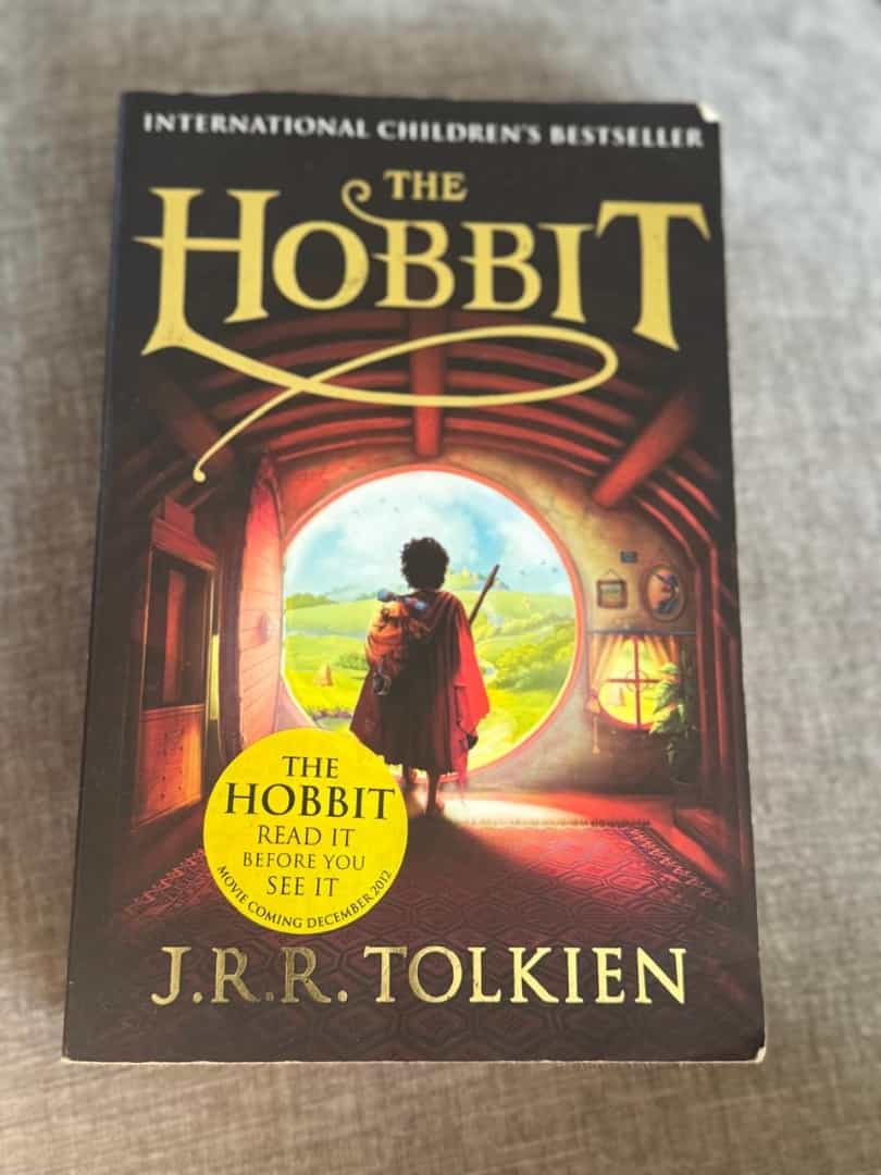 The Hobbit - J.R.R. Tolkien (Paperback)