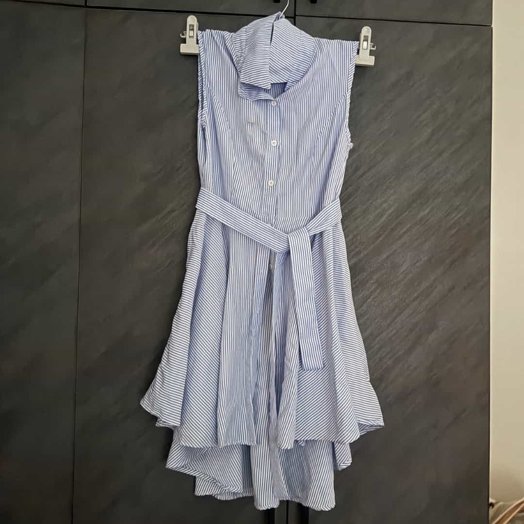 Robe chemise sans manches rayée bleu et blanc