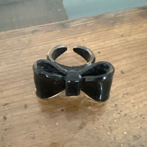 Bague  avec nœud noir - Image 1 of 1