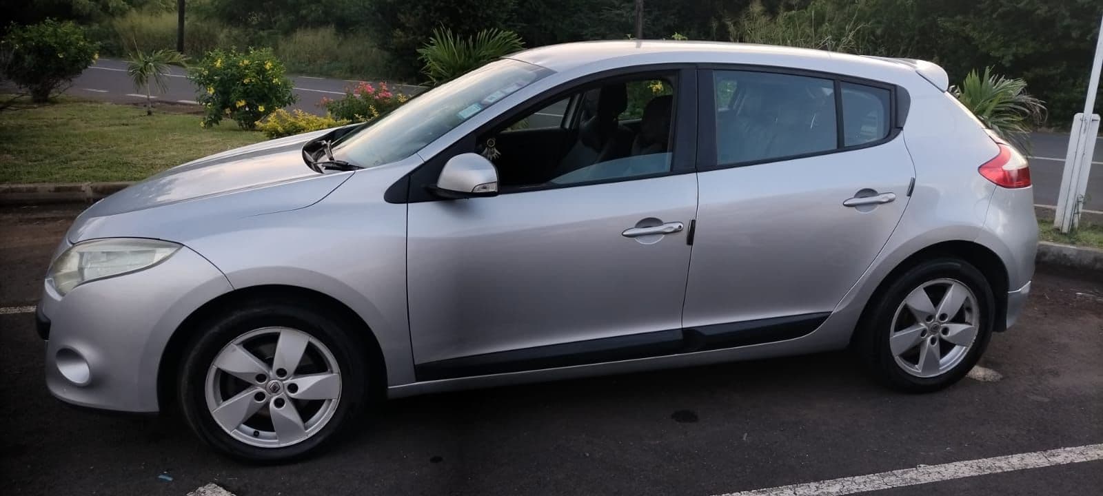 Renault Megane Silver Hatchback - Image 1 of 7