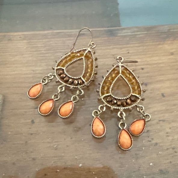 Boucles d'oreilles pendantes goutte doré ek bann aksan orange - Image 1 of 1