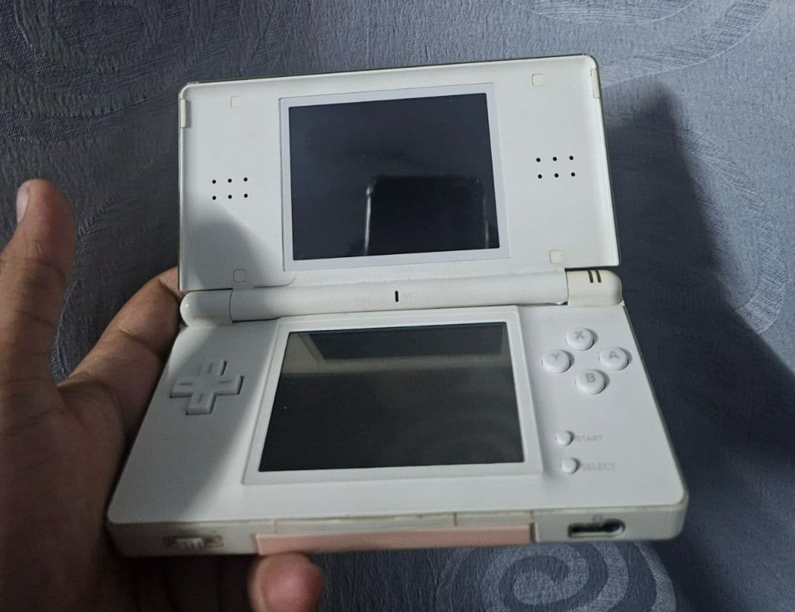 Nintendo DS Lite White and Game Boy Advance SP Silver Bundle - Image 1 of 2