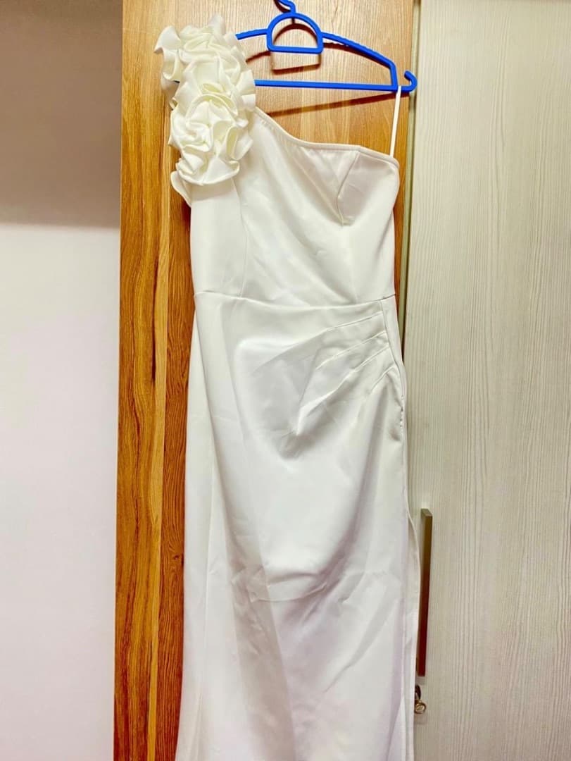 Elegant White One-Shoulder Floral Detail Dress Size L/XL - Image 1 of 2