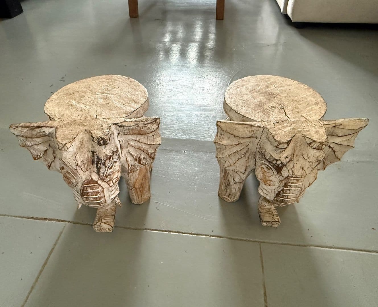 Paire de tabourets décoratifs  éléphants en bois sculpté - Image 1 of 1