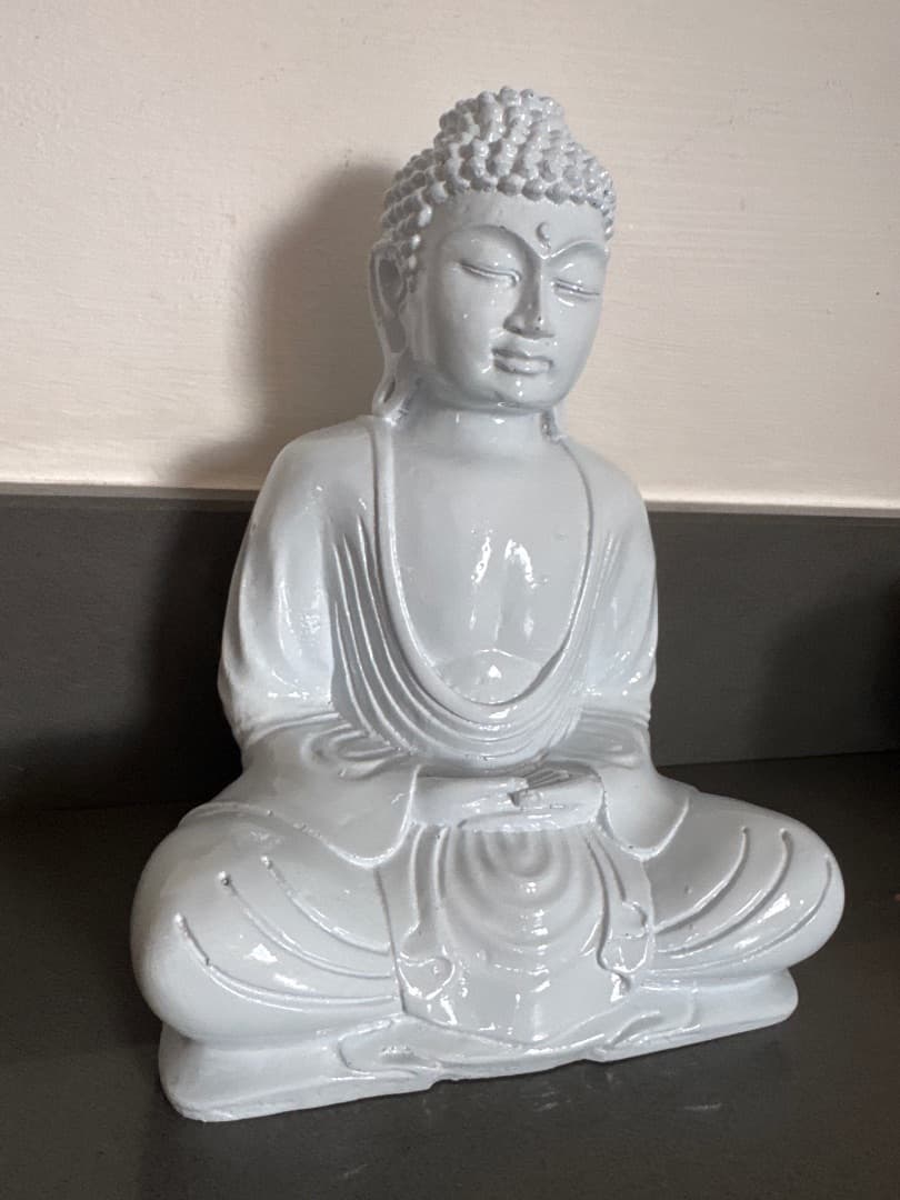 Petite Statue Bouddha Blanche - Image 1 of 4