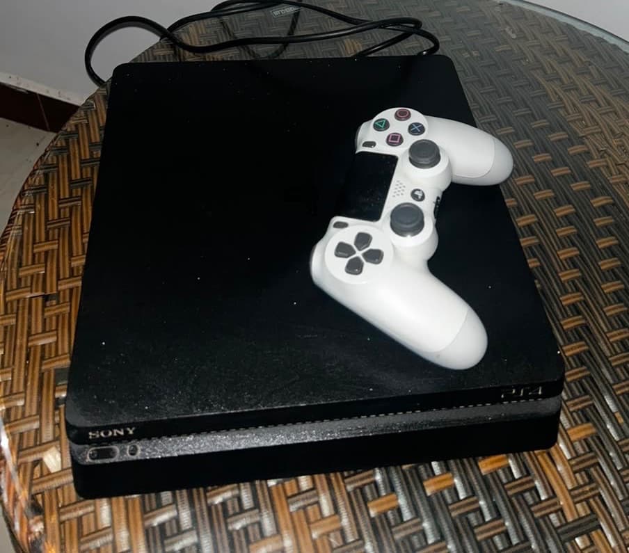 Sony PlayStation 4 1TB Noir avek 3 manet ek 5 zwe - Image 1 of 1