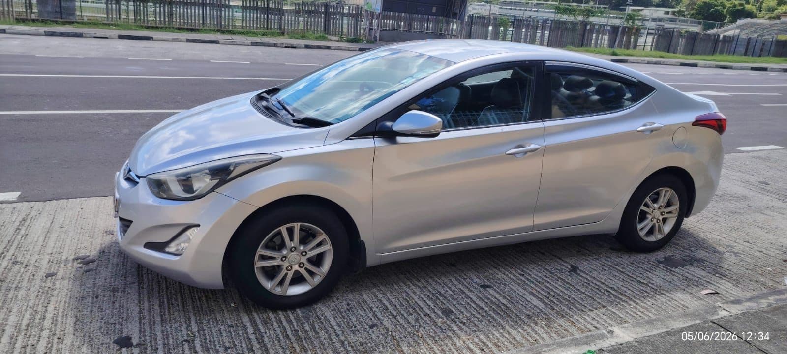Hyundai Elantra thumbnail 3