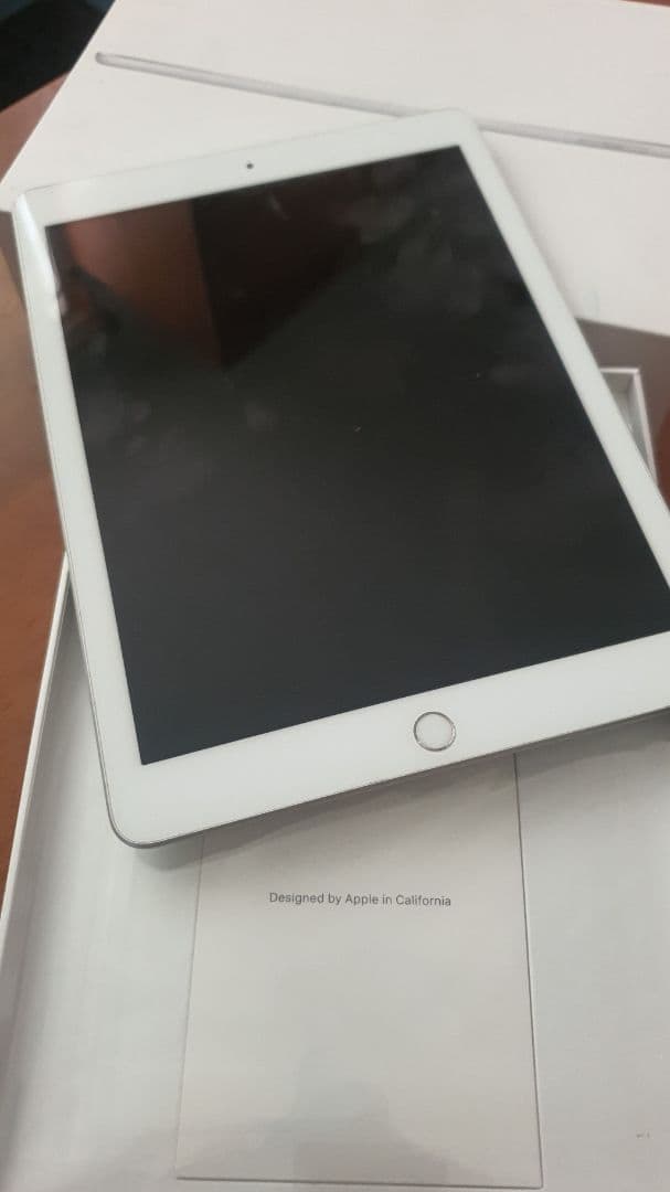 Apple iPad 6th Generation 32GB WiFi + Cellular White - Image 1 of 1