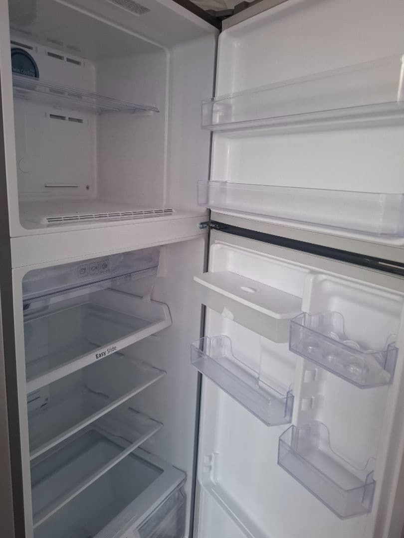 Selling A new model of Fridge thumbnail 4