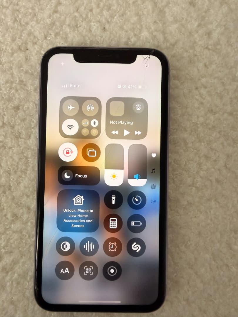 iPhone 11 64GB Purple thumbnail 2