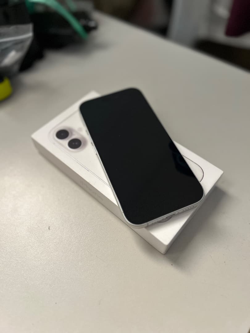 Apple iPhone 16 White - Image 1 of 5