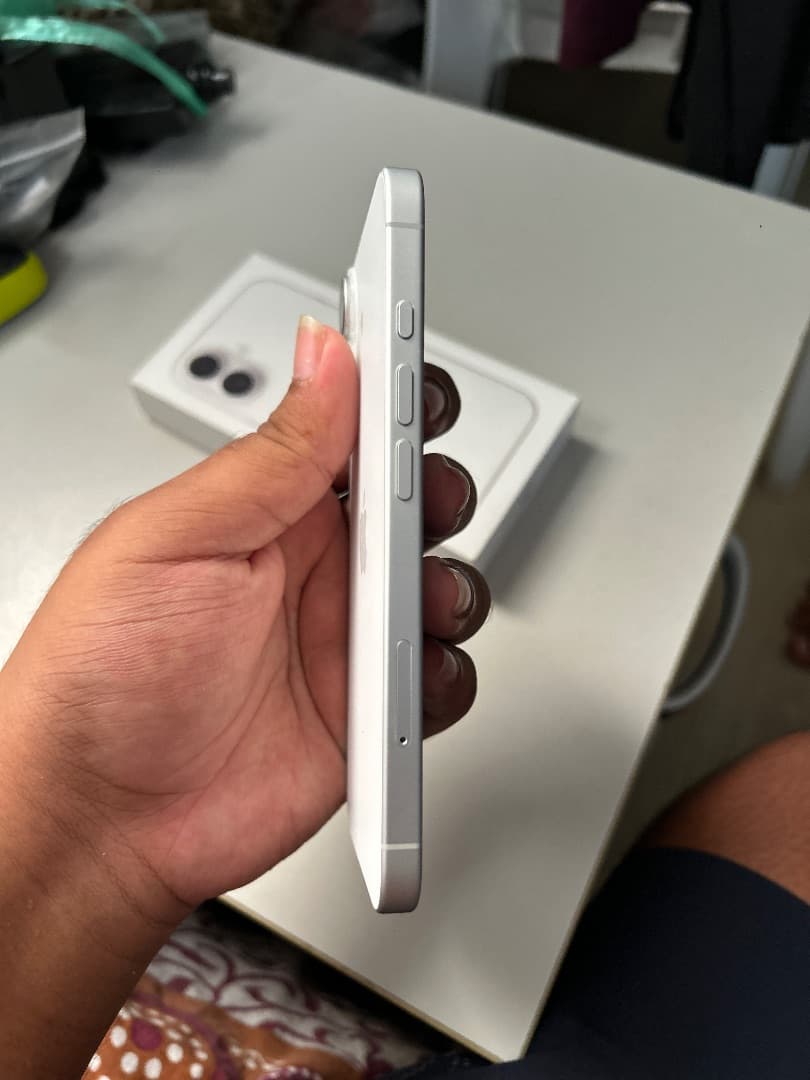 Apple iPhone 16 White thumbnail 3