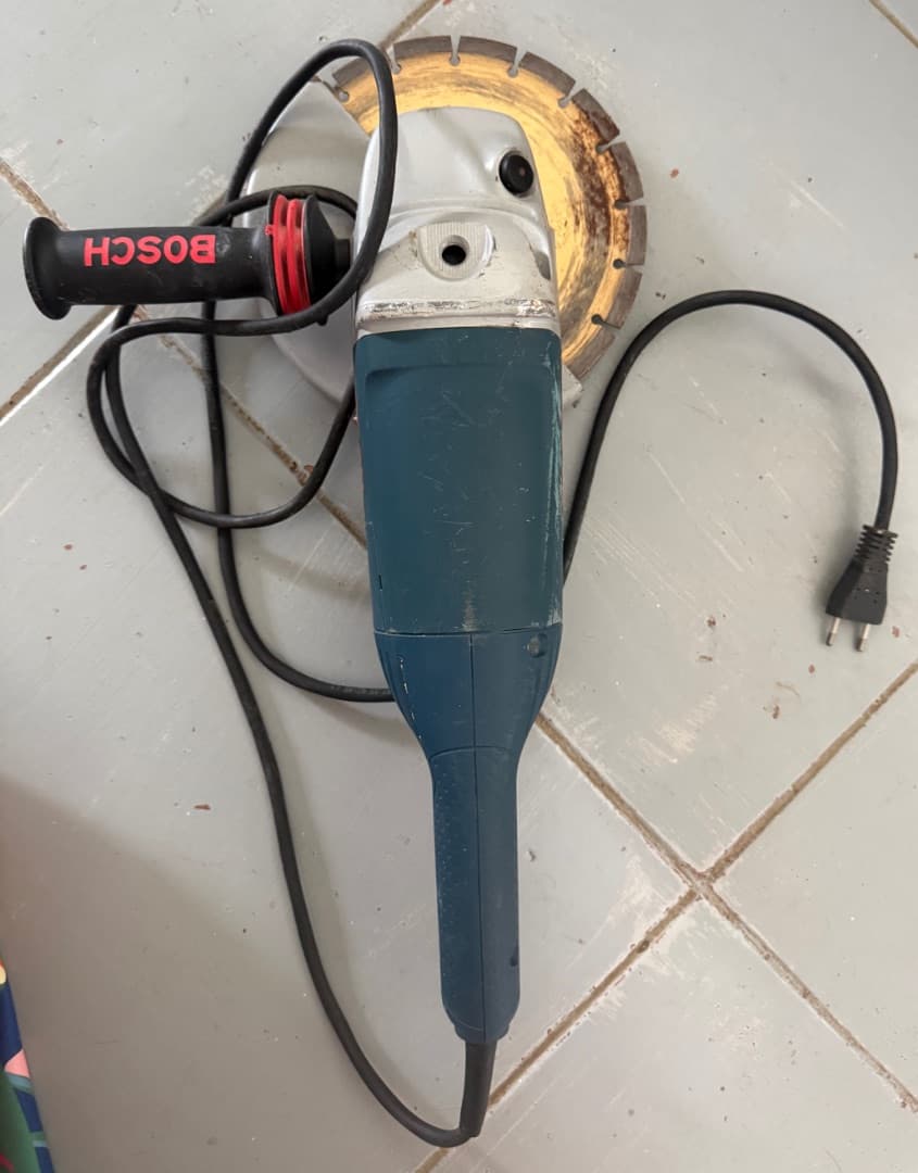 Bosch GWS 22-230 H Professional Angle Grinder thumbnail 3