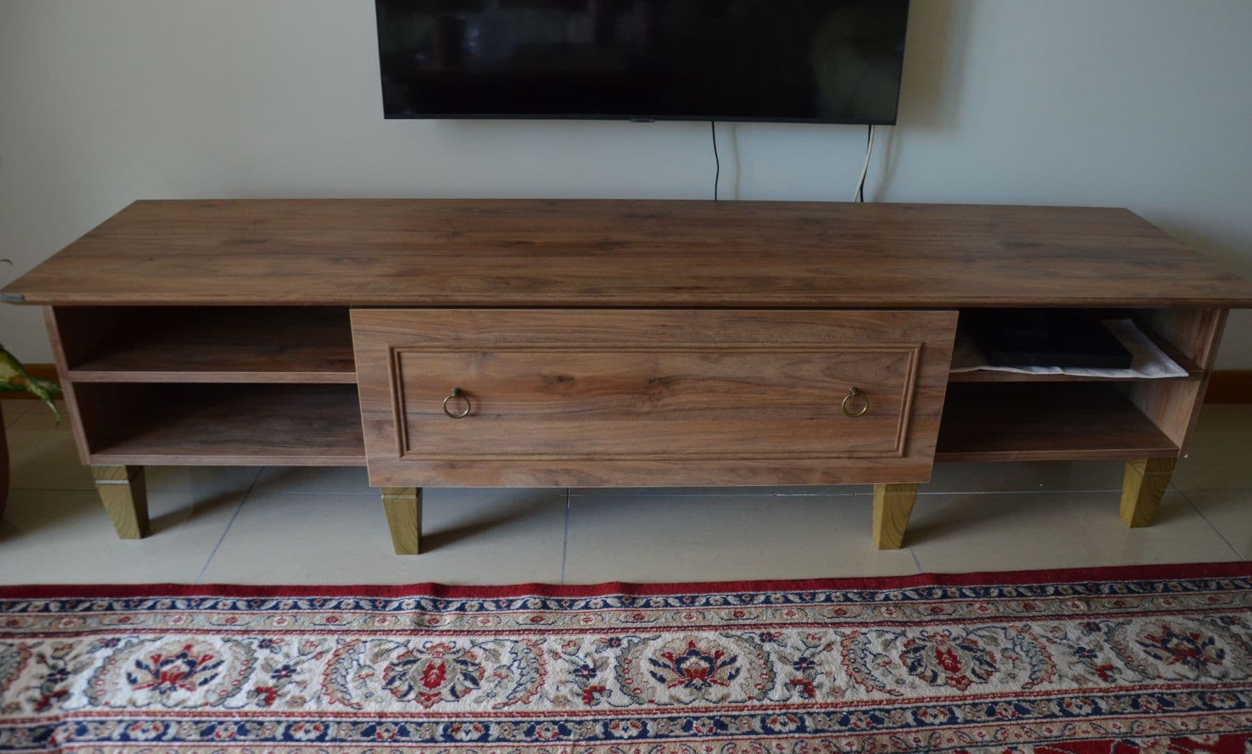 Meuble TV en bois avec tiroir central - Image 1 of 2