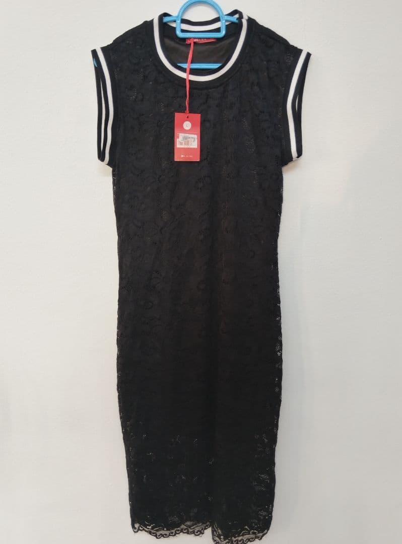 Robe dentelle noir nef avek bordure raye Taille L - Image 1 of 4