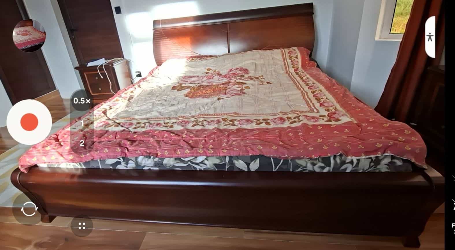 Lit double en bois avec rangement dans la tête de lit