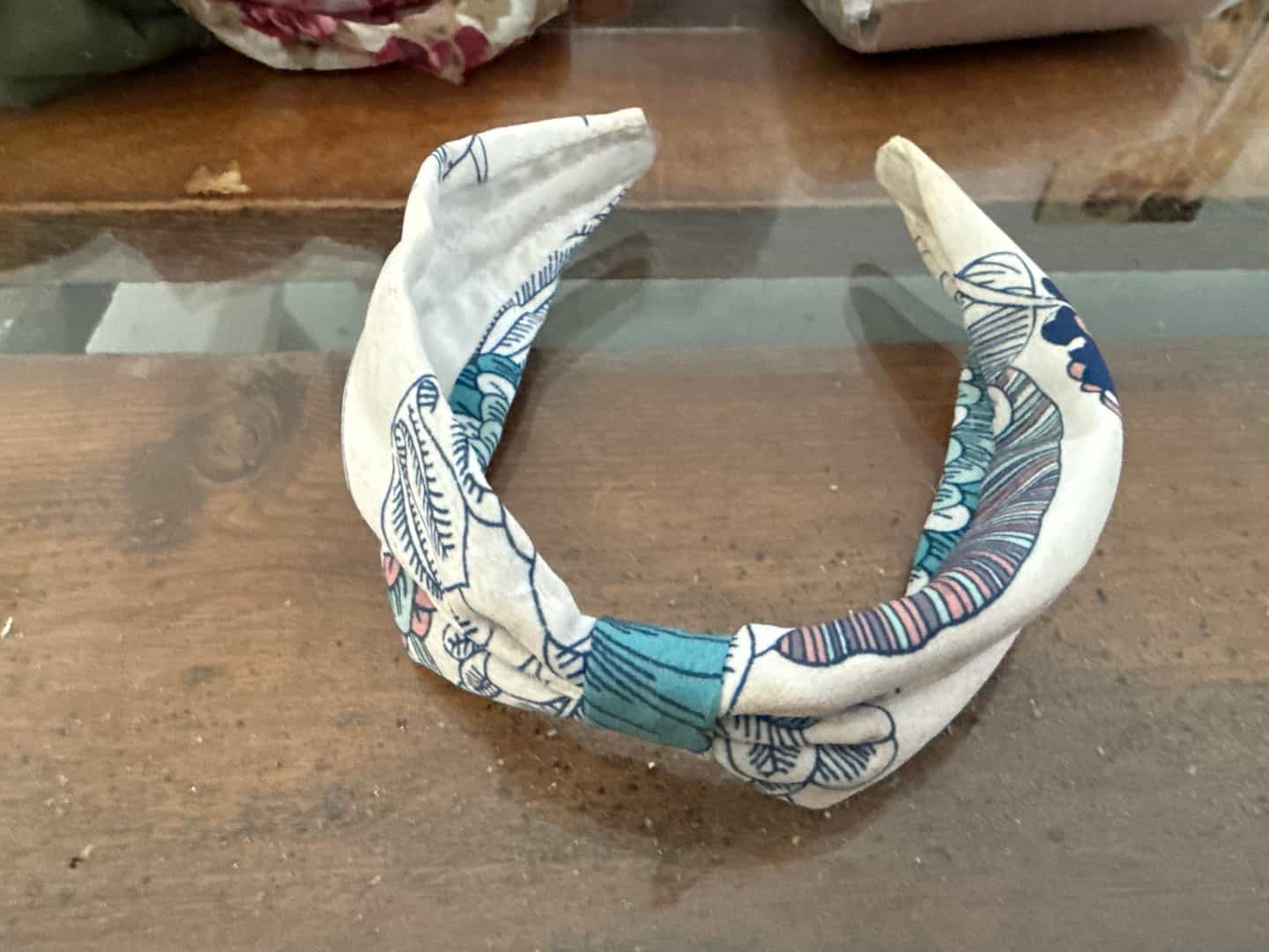 Serre-tête à nœud floral blanc et bleu